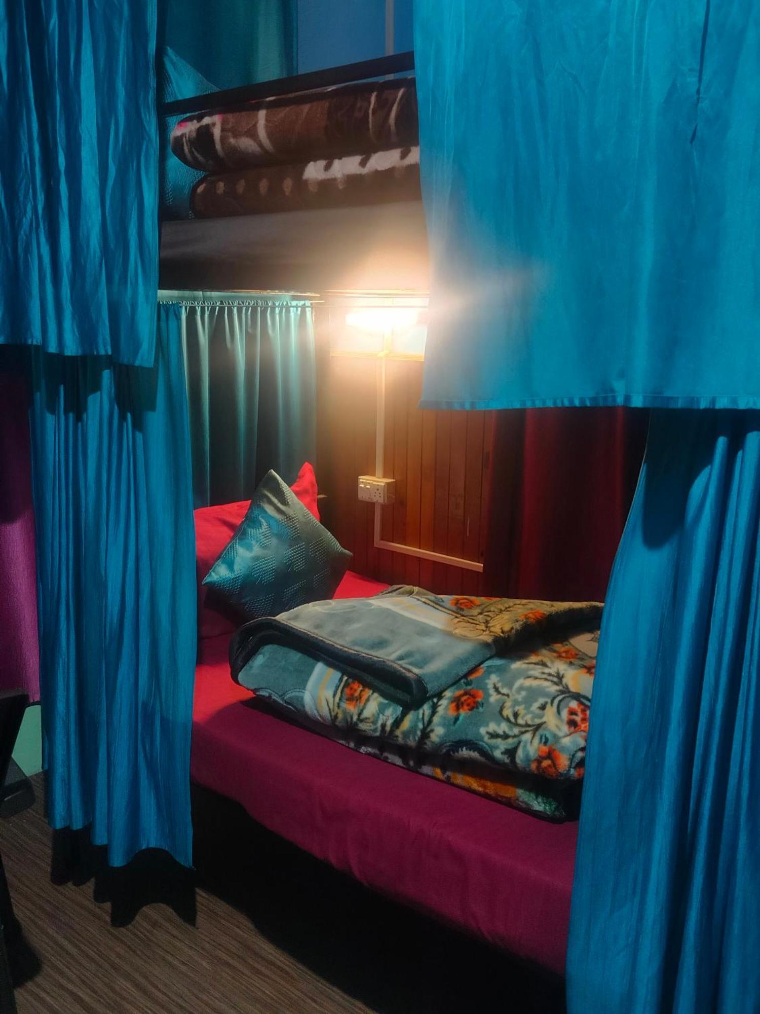 Non Stop Cafe Hostel & Stay Manali  Exterior photo